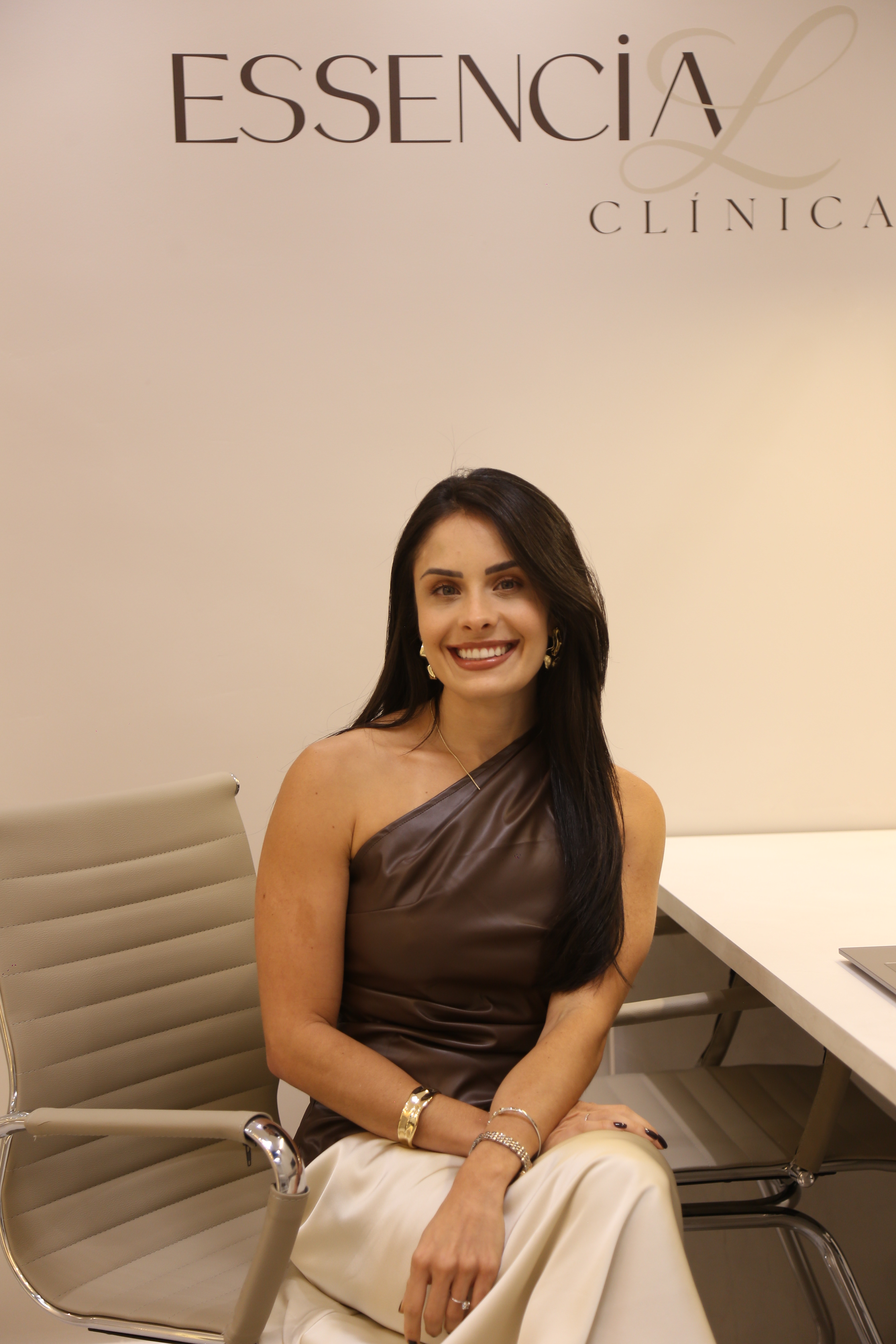 Dra. Luana Dinis — Dentística